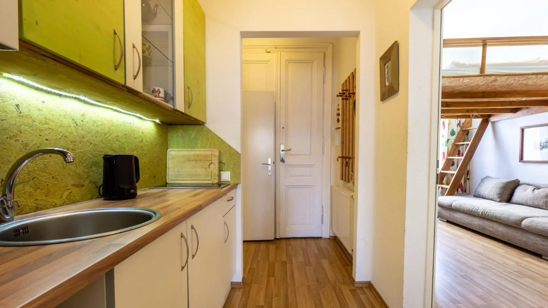 Apartment 5 Stops Away From City-Centre Vídeň 0*,  Rakousko